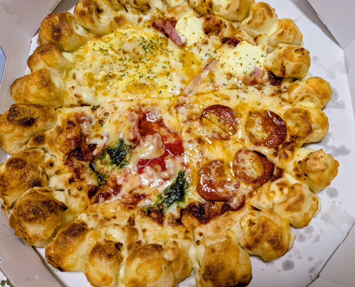 『山﨑のポストのくせに揚げ物ちゃうやないかい』なんて言葉は飲み込んでいただいて…
ピザのミミにチーズが入ってると
マジ幸福度が爆上がりですな🍕✨🧀