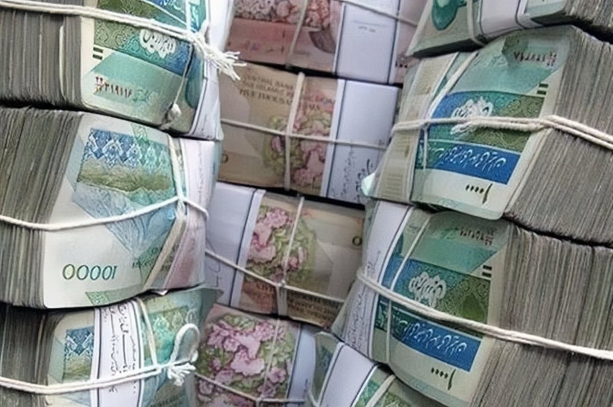 伊朗扛不住常年通胀了，今天议会宣布，将货币面值去掉4个零。 也就是100万变成100元。 伊朗 自从被美国制裁以后，每年通货膨胀都超过35%，去年超过45%。现在伊朗货币已经跌到1美元兑换115万里亚尔。 伊朗人日常交易几乎已经数不清后面的零了。  一位反对这个议案的伊朗议员 ...