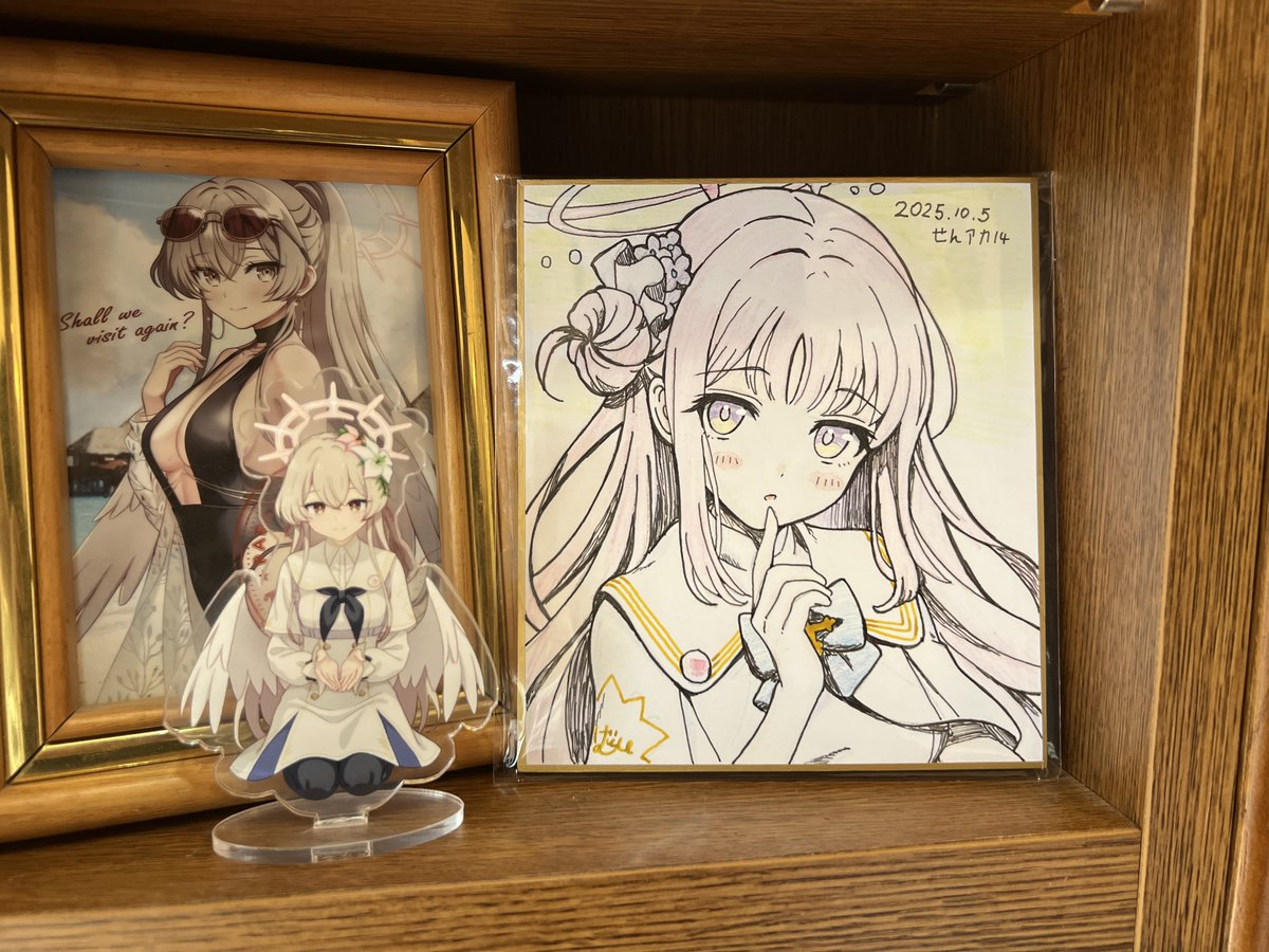 せんアカ14で、げすぴ先生（<a href="/RolledMochocho2/">げすぴ🥟本館</a>）から色紙を頂きました！？！？ほんまに会場でビックリした！！！！

かわいい……この一筋縄じゃ行かなさそうな奥行きのある表情の聖園ミカが本当に癖で大好きなんですよね……

夏コミのときのアクスタと共に、大事に飾ってます！