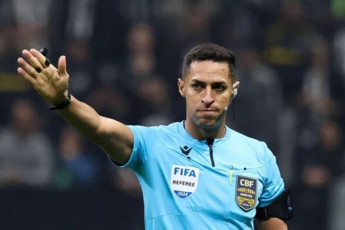 futebol_info's tweet photo. Pressão e incerteza compõem a realidade dos árbitros do futebol brasileiro enquanto profissionalização é incerta.

Davi Lacerda, por exemplo, é gerente de uma empresa de serralheria no Espírito Santo. Ele recebe R$ 5.250 por cada jogo que apita, mas nada disso é garantido, pois não há certeza de escala. Só a carteira de trabalho, assinada pela serralheria, é garantia de fonte de renda. Além disso, Davi não faz parte do quadro de árbitros da FIFA, que ganham mais.

Davi banca sua própria equipe, com fisioterapeuta, nutrólogo e preparador físico. Ele planeja um dia viver da arbitragem. O árbitro tem um "pé de meia" para o qual manda todas as taxas que recebe da arbitragem. É o investimento enquanto a serralheria sustenta a casa.

“Eu não conto com o dinheiro da arbitragem”, afirma o árbitro.

PREPARAÇÃO
O árbitro Rodrigo José Pereira de Lima conta que, para manter a forma, corre em campos públicos ou sintéticos de qualidade duvidosa. Para manter o ritmo de árbitro, recorre até a pelada de amigos no Recife.

“Eu peço ao pessoal para apitar, porque ajuda o cognitivo estar realmente treinando com jogadores”, explicou.

🗞 @UOLEsporte | @igorsiqueira 
📸 Cesar Greco/SEP