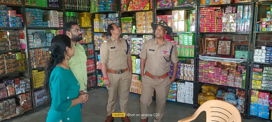 mohdept's tweet image. दीपावली पर्व के दृष्टिगत सुरक्षा व्यवस्था एवं अग्नि सुरक्षा सुनिश्चित करने हेतु रतलाम पुलिस द्वारा आज पटाखा गोदामों एवं पटाखा बाजार का निरीक्षण किया गया। यह निरीक्षण पुलिस अधीक्षक श्री अमित कुमार के निर्देशन में संपन्न हुआ।

@DrMohanYadav51 @SP_RATLAM_MP #JansamparkMP