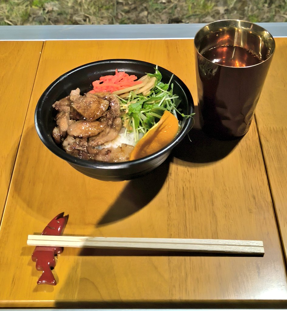 x_Sauvage_x's tweet photo. やっぱりオープンエアパーティーは楽しい！
夕食はサイババキッチン『あべんべ』でステーキ丼をチョイス
堆朱の箸置き、キンキンに冷えたタンブラーで飲むお酒、どちらも最高！
#新潟県妙高市 #高床山森林公園 #RAKANPSY #OpenAirParty #Camp #サイババキッチン #川村庚堂漆器店 #5050workshop https://t.co/pZKAGUKWBX