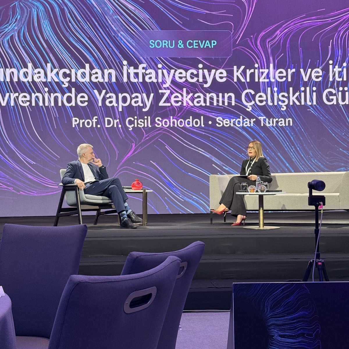 “İtibar artık insan ve makine ortaklığıyla oluşturuluyor, korunuyor veya zedeleniyor.”

Bahçeşehir Üniversitesi, İletişim Fakültesi Öğretim Üyesi Prof. Dr. Çisil Sohodol, yapay zekanın çelişkili gücü üzerine Genel Yayın Yönetmenimiz Serdar Turan ile sohbet ediyor.