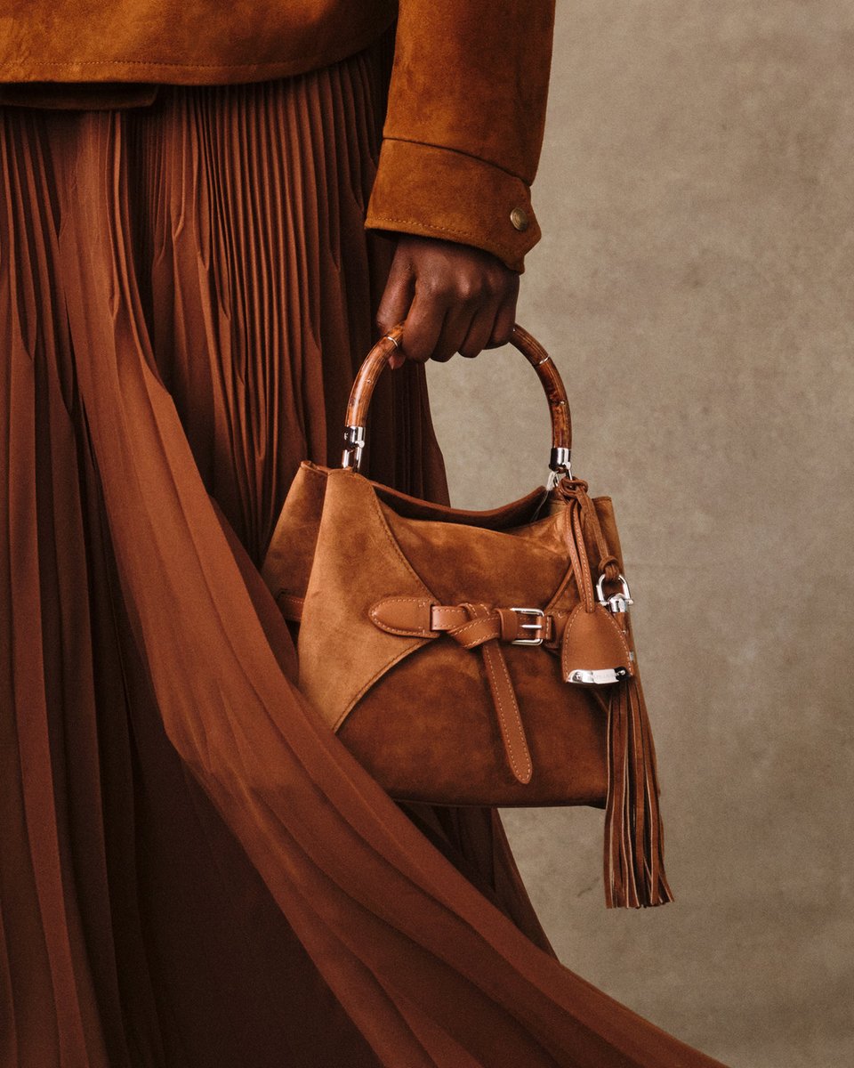 RalphLauren's tweet image. Distressed in Italy, the #RLCollection Eldridge Coat is defined by its ombré tone—a bespoke finish achieved through precise hand skill and research.

Discover the #RalphLaurenFall25 Eldridge Moto Jacket and #TheRalphBag: rlauren.co/CollectionSP26…