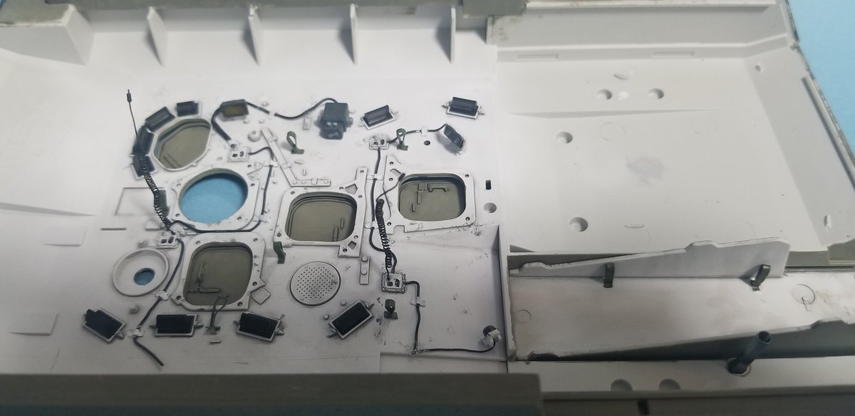 hikinon1's tweet image. 天井に取っ手やぺリスコープを付けて車内は終了。
キャタピラは指定コマ数でピッタリ！下半身は面倒なので、先に塗装しておきました。
#ACHZARIT
#MENGMODEL
#MENGMODEL