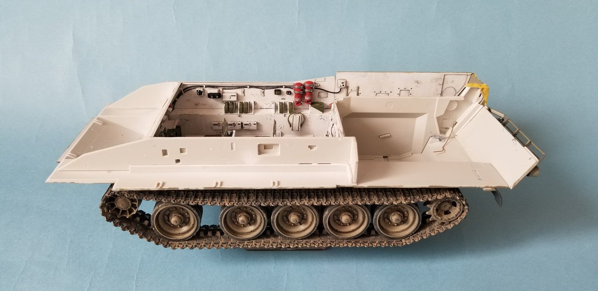 hikinon1's tweet image. 天井に取っ手やぺリスコープを付けて車内は終了。
キャタピラは指定コマ数でピッタリ！下半身は面倒なので、先に塗装しておきました。
#ACHZARIT
#MENGMODEL
#MENGMODEL