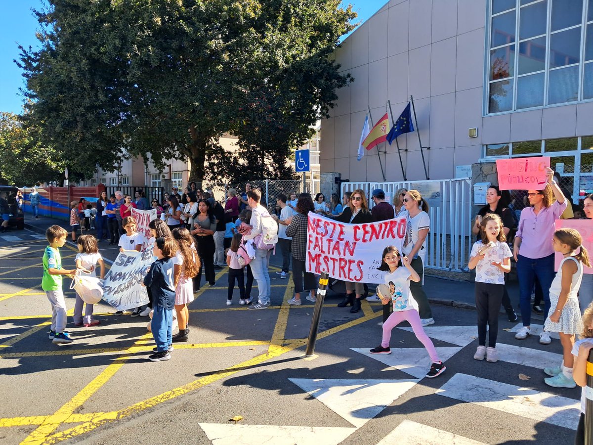 Onte luns día de nova mobilización das familias, alumnado e profesorado do CEIP de Valle Inclán de Perillo demandando máis persoal docente e de apoio para cubrir as necesidades e proxectos do colexio. Alí estivo tamén a nosa deputada <a href="/IriaTaibo/">Iria Taibo</a>