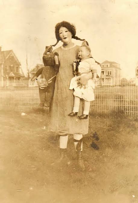 HorrorNHaunted's tweet image. October 7th
The yearly tradition of 31 days of the creepiest old #Halloween costumes.
Rate this on a scale of 1 to 10.
On November 1, I will share the one that had the highest average rating by you all.