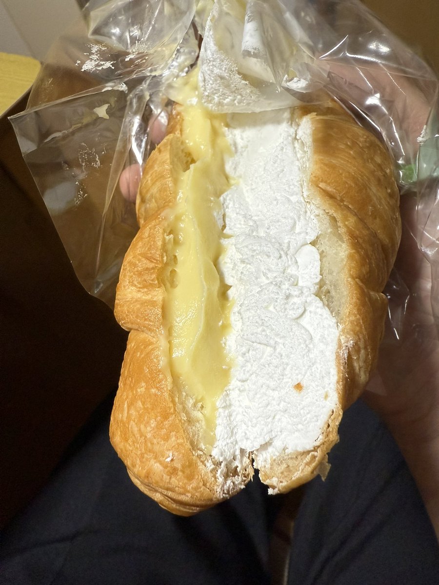 ca20002008's tweet image. #W乗り甘味部

カスタードホイップクロワッサン

クッキー&amp;amp;チョコクレープ

ミルクレープ

上村屋の山鹿羊羹🤤