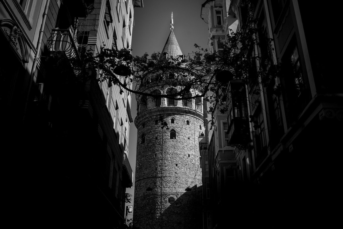 “Işığın diliyle anlatılan hikâyeler, sokağın sessizliğinde yankılanır.”

📸 Fotoğrafçı: <a href="/alptrgt/">Alp Turgut</a> 
Sinematik sokak fotoğrafları, gölgelerle ve yalnız figürlerle örülü modern bir görsel şiir.

🔗 Hesabı keşfedin: instagram.com/alpturgutart

#SokakFotoğrafçılığı #Photography