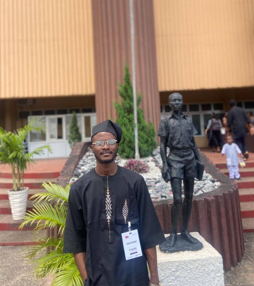 wise_cutz's tweet image. Y'all meet the face behind the brand - 𝗪𝗶𝘀𝗲_𝗖𝘂𝘁𝘇✂️💈
I help men look sharp &amp;amp; feel confident, one haircut at a time
Follow for grooming tips, clean cuts &amp;amp; transformations.
#Barber #Cleancut #Grooming #Transformation