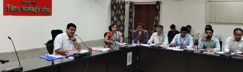 DmDausa's tweet image. #दौसा

जिला कलक्टर देवेंद्र कुमार की अध्यक्षता में मंगलवार को जिला कलक्ट्रेट सभागार में #जिला_स्तरीय_समीक्षा_समिति #DLRC की बैठक हुई। उन्होंने बैंक प्रतिनिधियों को पूर्ण तत्परता से कार्य करते हुए ऋण एवं अनुदान योजनाओं से पात्र लोगों को त्वरित लाभ देने के निर्देश दिए।