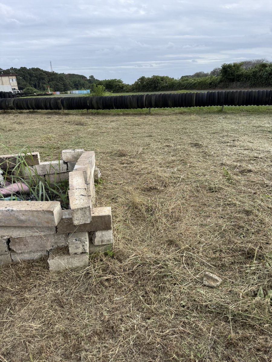 本日朝からキャンプエリアの草刈り☹️👍
これで週末の部長のソロキャンが快適に出来るはず😊