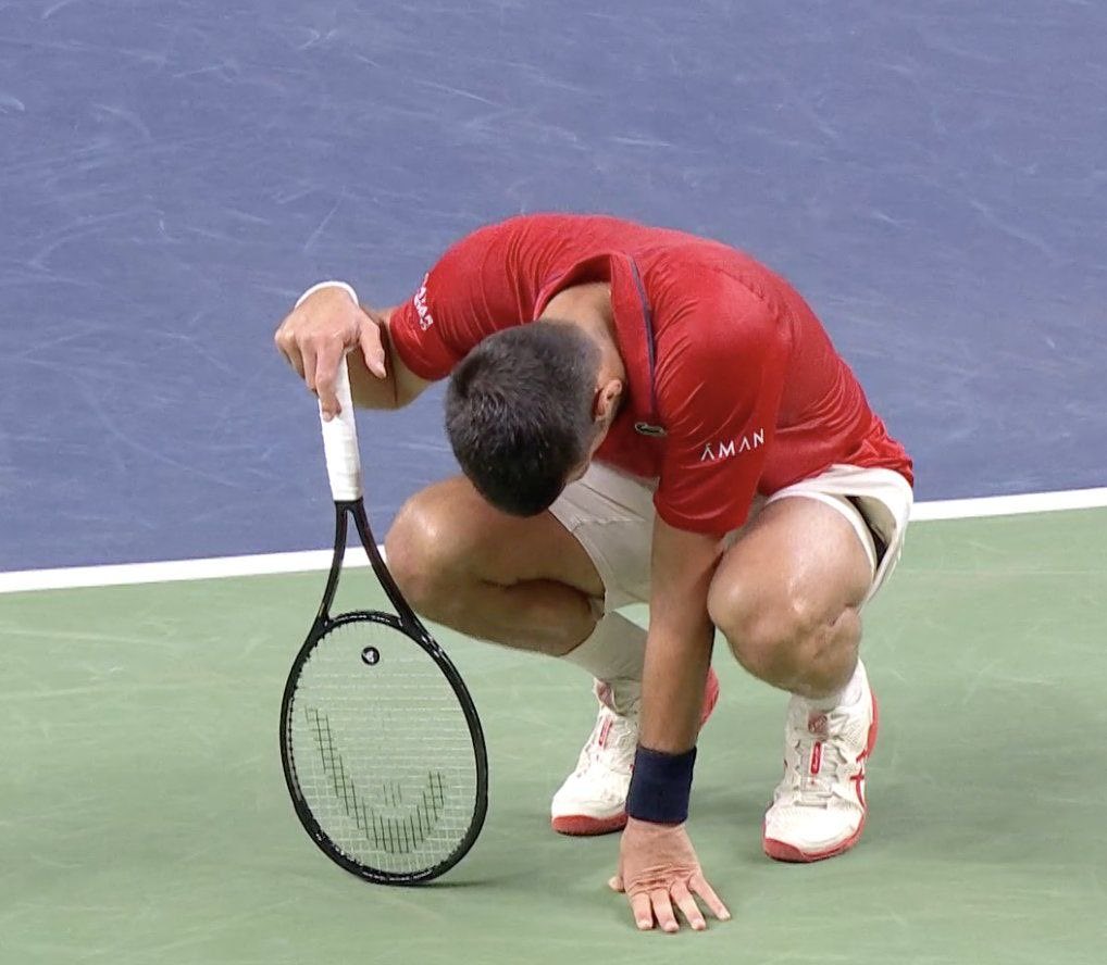 🌟🌟الأسطورة نوفاك جوكوفيتش يخسر المجموعة الثانية بنتيجة 7-5.

إلى مجموعة فاصلة...