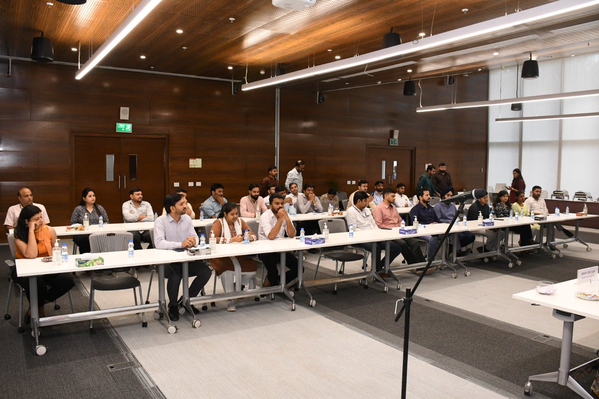 7 अक्टूबर, 2025 को आरईसी के गुरुग्राम स्थित मुख्यालय में हिन्दी पखवाड़ा के अंतर्गत आशु भाषण प्रतियोगिता का आयोजन किया गया। इस प्रतियोगिता में प्रतिभागियों को मौके पर ही रूचिकर विषय प्रदान किए गए। सभी प्रतिभागियों ने पूरे उत्साह और आत्मविश्वास के साथ अपने विचारों को प्रभावशाली ढंग