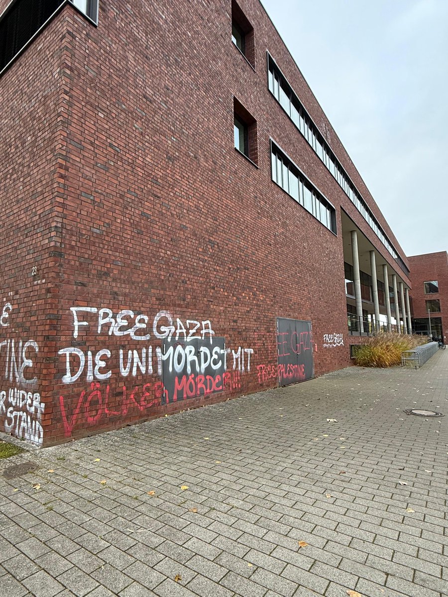 danielpetersMV's tweet image. Die Uni #Rostock darf kein Vorposten für Hamas-Propaganda werden. Wer ,Uni mordet mit‘ sprüht, bekämpft nicht Krieg, sondern Wahrheit. Gegen #Antisemitismus in MV, von rechts, von links und islamisch geprägt. #niewiederistjetzt presseportal.de/blaulicht/pm/1… #ots