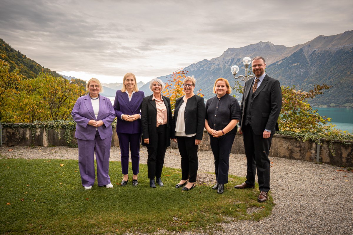 On 6–7 Oct, Federal Councillor <a href="/elisabeth_baume/">Elisabeth Baume-Schneider</a> met her German-speaking counterparts from 🇩🇪 🇦🇹 🇱🇮 🇱🇺 in Brienz for the Social &amp; Health Quintet 2025.
Topics: 👵Retirement age, 🧠mental health &amp; 🏥 future of primary care.
Cross-border dialogue is key to tackling shared challenges.