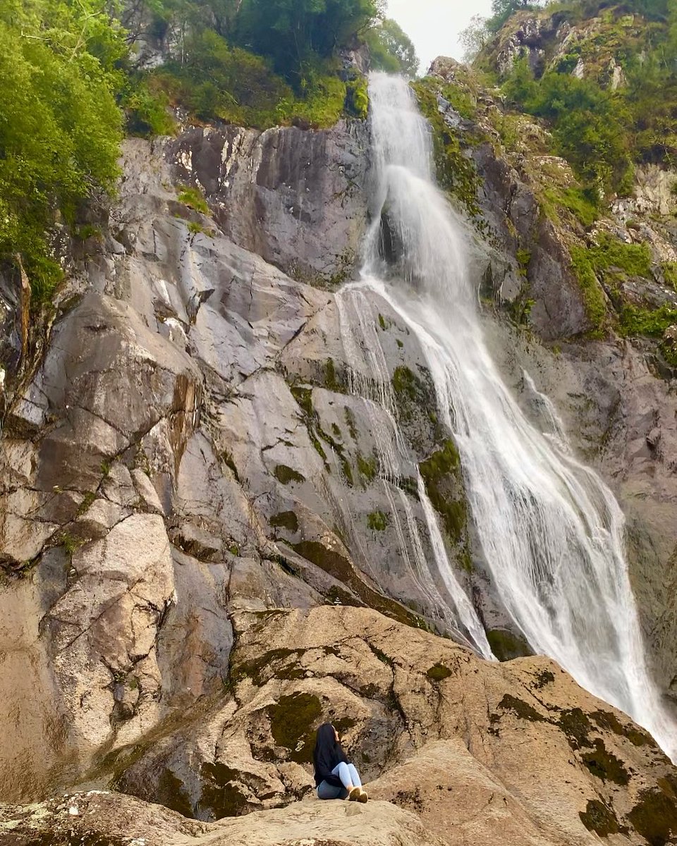 Yukimura_Aoi_7's tweet image. Lost in the sound of rushing water and the power of nature
Sitting beneath the falls reminds me how small we are next to the beauty of the wild
#WaterfallWonders #NatureEscape #ChasingWaterfalls #ScenicViews