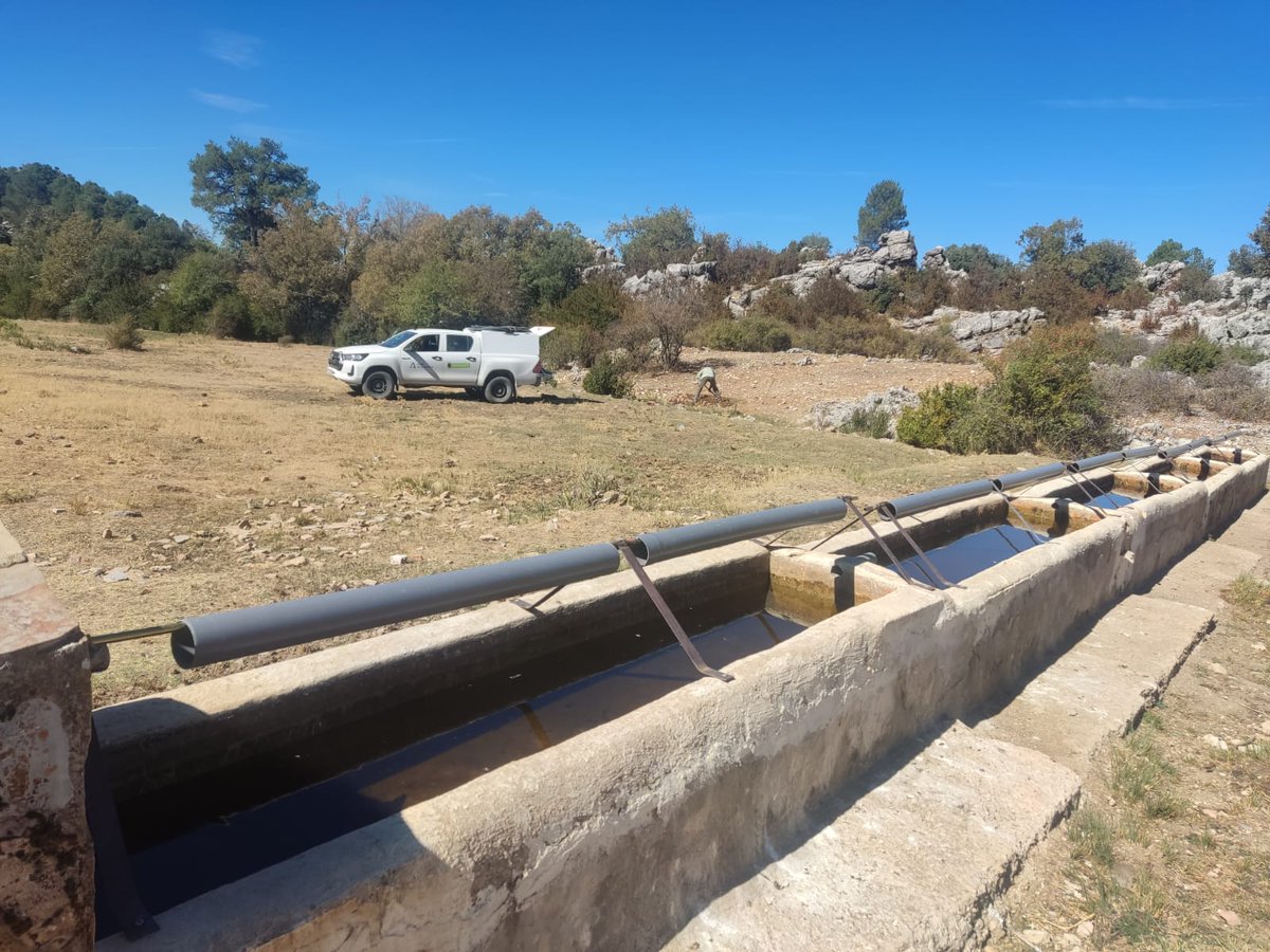 Compañeros de la Estrategia Andaluza de Venenos impulsa en Cazorla, Segura y Las Villas #Jaén una medida pionera para compatibilizar el uso de abrevaderos entre buitres y ganado 👉instalado bañeras para #buitres y adaptado los abrevaderos para ganado <a href="/MedioAmbAND/">Consejería de Sostenibilidad y Medio Ambiente</a> <a href="/AndaluciaJunta/">Junta de Andalucía</a>