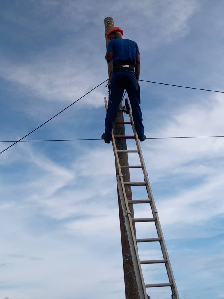 Lo importante es dar servicio y llegar sanos a casa. No hay horas ni días que los trabajadores de <a href="/ETECSA_Cuba/">ETECSA</a> en #Artemisa no entreguen su energía para seguir transformando a #Cuba. #EtecsaEsDelPueblo #ArtemisaJuntosSomosMás