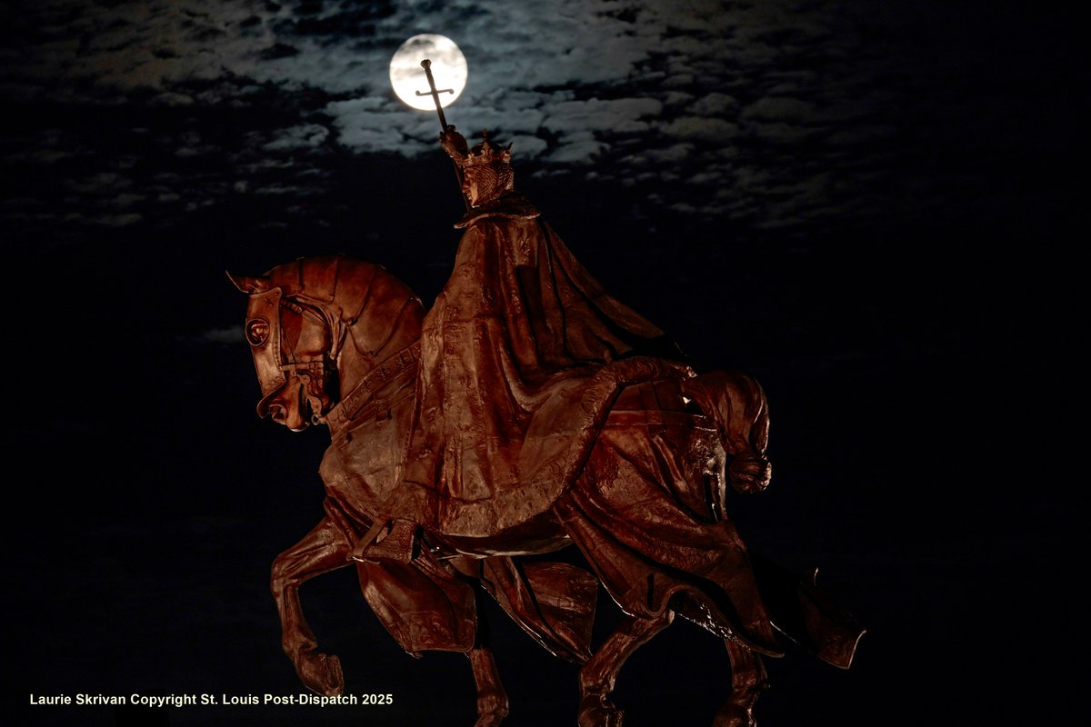 The supermoon rises to meet St. Louis stltoday.com/news/local/met… via <a href="/stltoday/">St. Louis Post-Dispatch</a>   and thanks to supermoon photog david <a href="/PDPJ/">David Carson</a> for the pre-scout consult