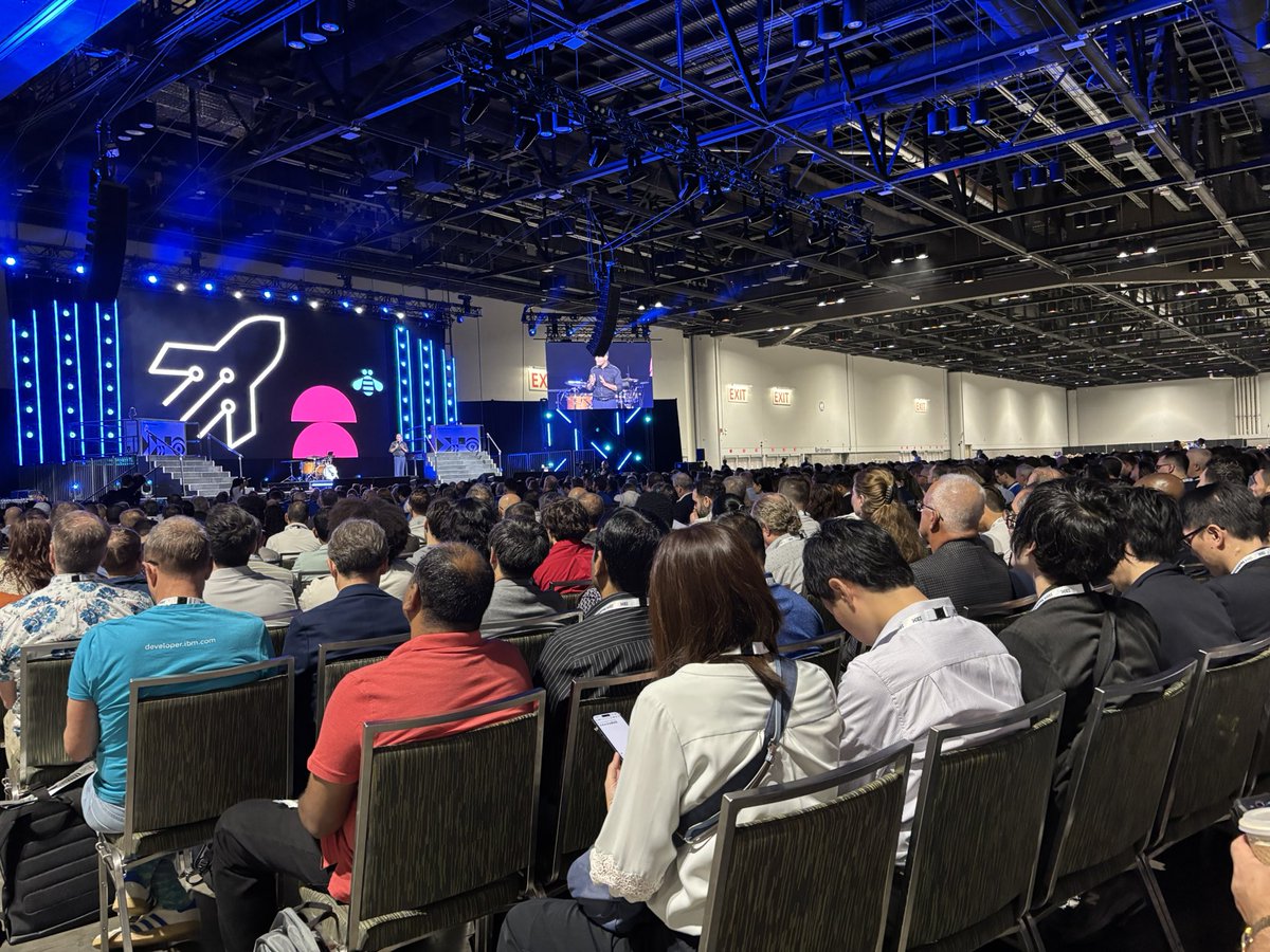 emilyfhjiang's tweet image. Huge turnout @IBM #TechXchange 2025 keynote! IBM announced the project #Bob, a new generation of code assistant! Woohoo