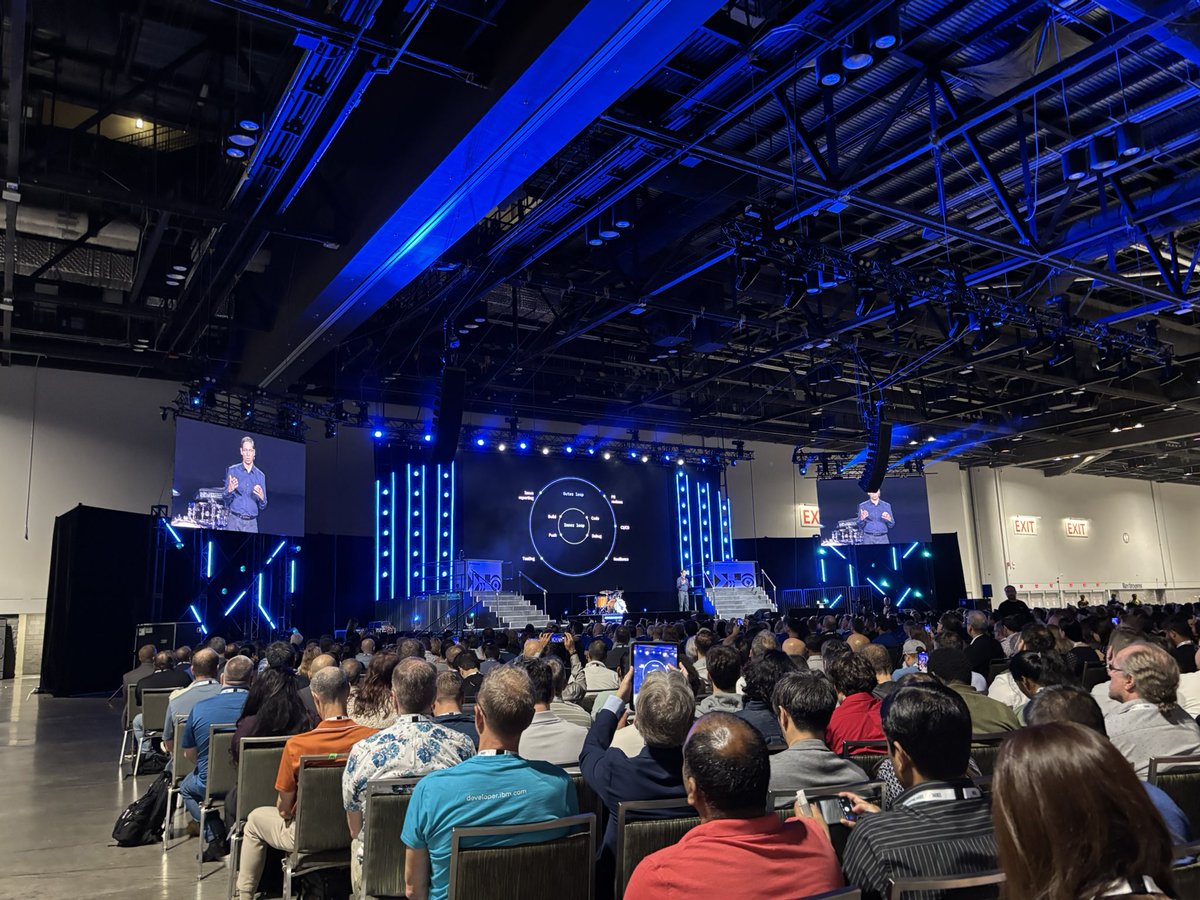 emilyfhjiang's tweet image. Huge turnout @IBM #TechXchange 2025 keynote! IBM announced the project #Bob, a new generation of code assistant! Woohoo