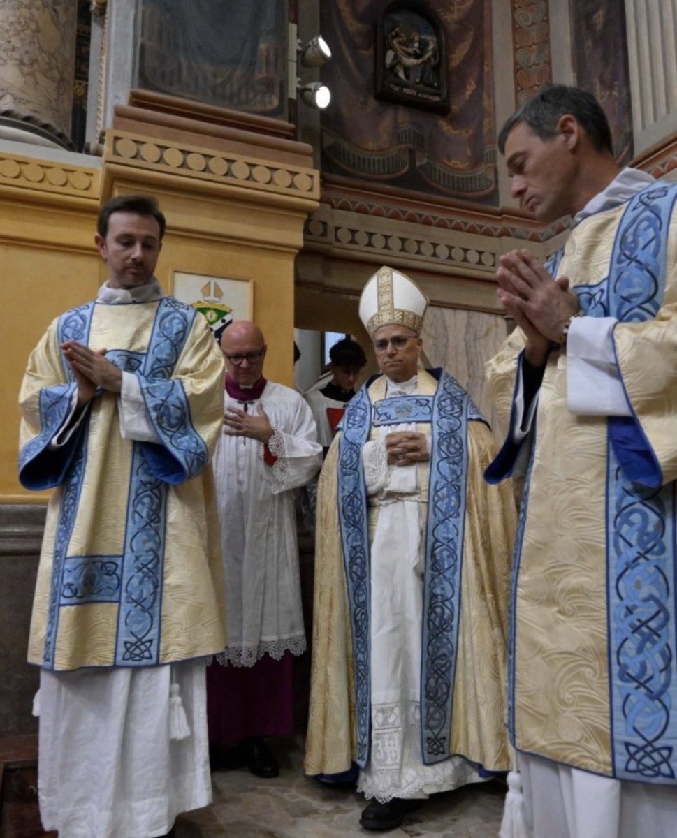 Pope Leo wearing Marian blue