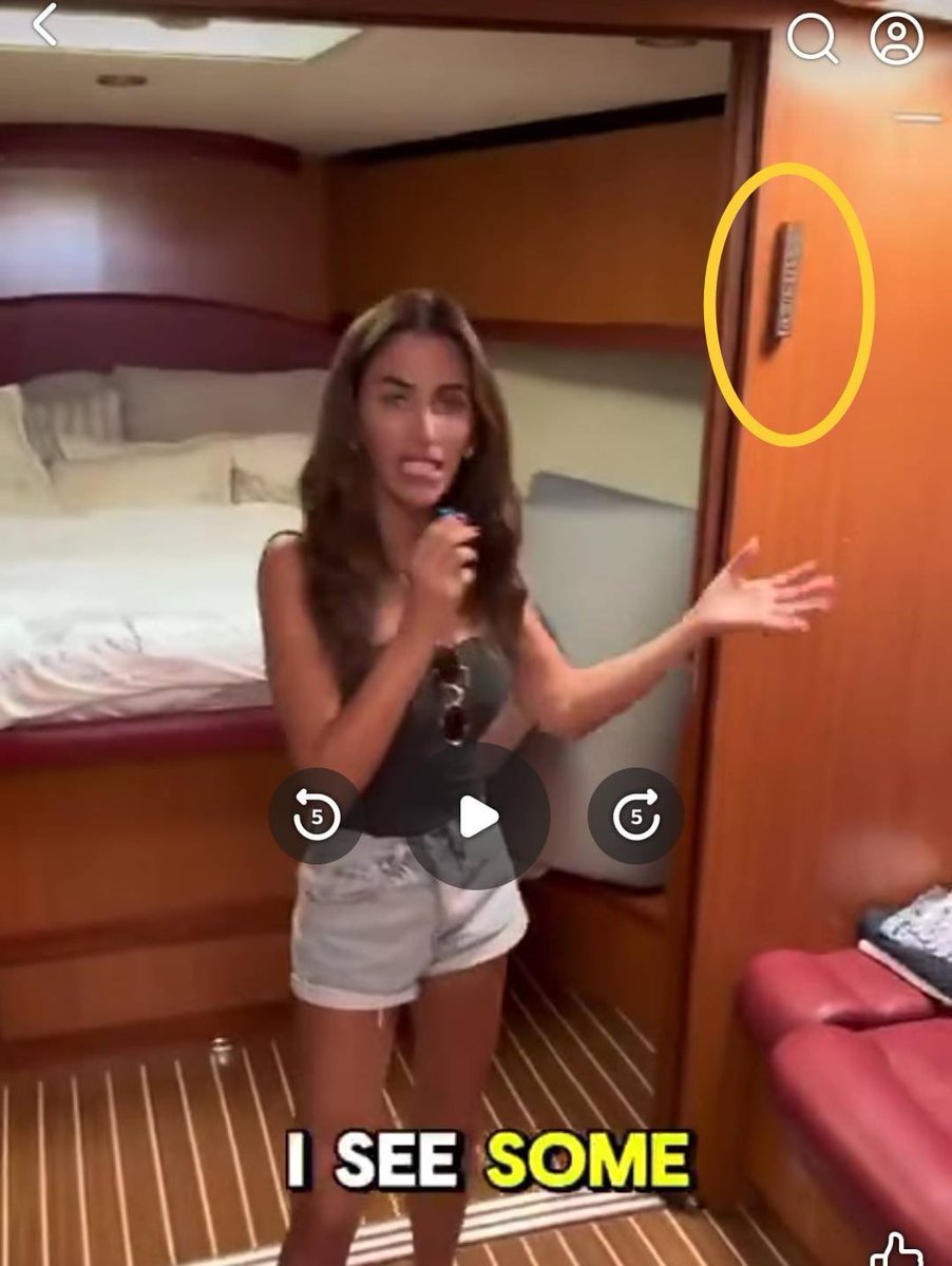ElNecio_Cuba's tweet photo. Era obvio que esta cama y estas comodidades no eran de un barco de la Flotilla. Israel genera propaganda para tontos y aún así los tontos lo comparten. Pero mira, se les pasó quitar este mezuzá, rollo de pergamino con pasajes de la Torá que se pone en casas y negocios judíos. https://t.co/RMsO2uqoPQ