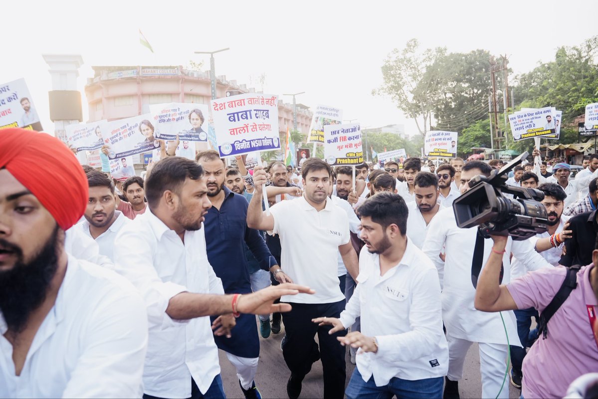 आज, छत्तीसगढ़ NSUI के राष्ट्रीय अध्यक्ष श्री वरुण चौधरी जी के नेतृत्व में गृह मंत्री के आवास का घेराव किया!!
यह विरोध सरकार की विफलताओं और तानाशाही रवैये के खिलाफ था।।

सरकार द्वारा छात्र नेताओं पर झूठी FIR और उत्तर प्रदेश के रायबरेली में दलित समाज के युवक हरिओम वाल्मीकि की