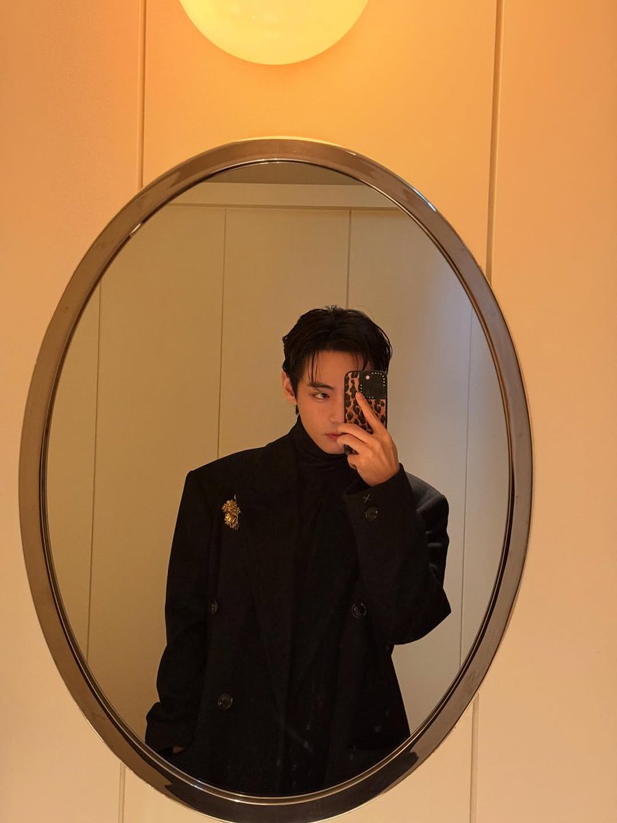 filmfare's tweet image. #BTS’s V raises the temperature and the style bar in Paris.✨😍

#KimTaehyung #Kpop #ParisFashionWeek