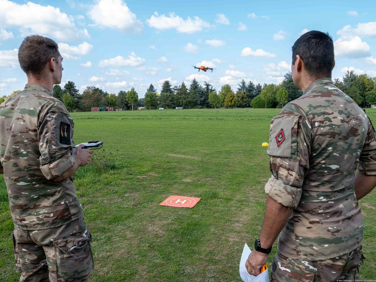 À l'<a href="/ENSOAOfficiel/">École nationale des sous-officiers d’active</a> , la formation des cadres ne s’arrête jamais ! 
Du 29/09 au 03/10, 4 télépilotes drones ont été certifiés. 🎓Ce stage a été dispensé aux cadres en alliant théorie et pratique. Objectif : autonomie pédagogique et maintien en condition opérationnelle.