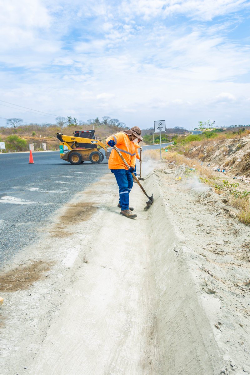 ManabiV's tweet photo. 🚜 En la vía Montecristi – Colisa, avanzamos con la limpieza de espaldones con mini cargadora, mejorando el drenaje y la seguridad vial en este importante tramo.

💚 Un trabajo conjunto de la Prefectura de Manabí y su brazo ejecutor, Manabí Vial EP.
@Leoorlandoa 
@PrefecturManabi https://t.co/HwIzWX24z5