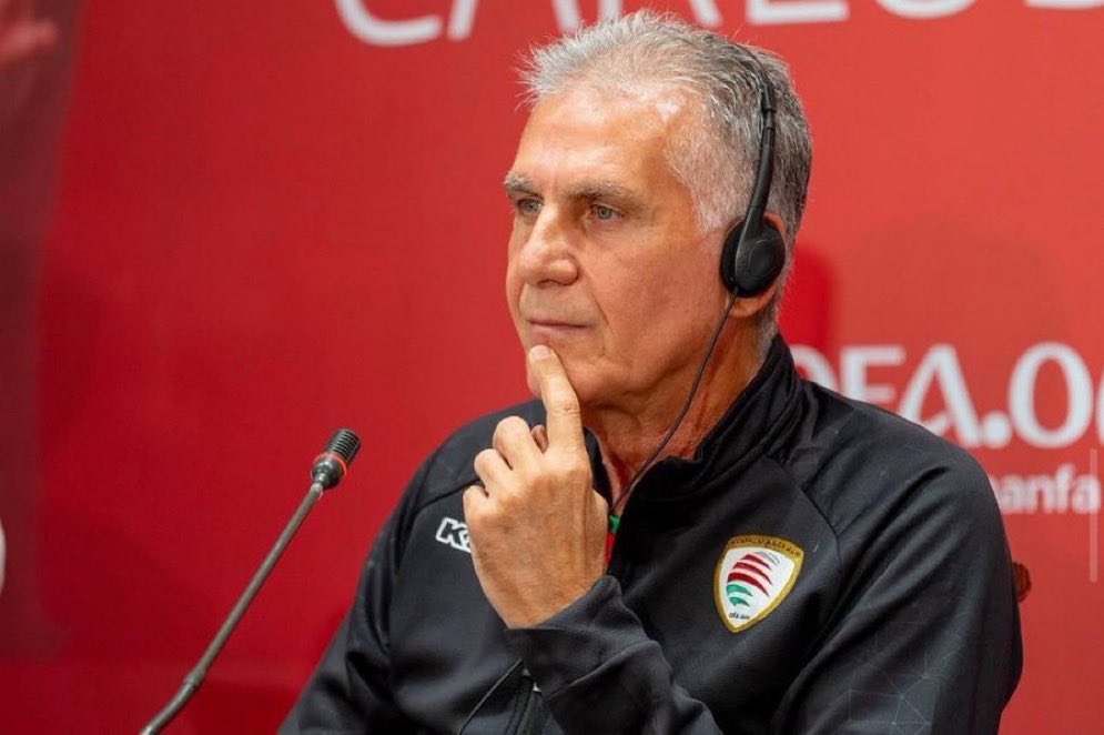 حديث شجاع من كارلوس كيروش في المؤتمر الصحفي قبل مواجهة قطر،  
شفافية مطلقة في الردود، وانتقاد لاذع للفيفا دون مواربة،  
تحفيز قوي وتعبئة ذهنية مثالية للاعبين، وحضور لافت ومميز للكابتن علي البوسعيدي.  
الرسالة كانت واضحة: الأحمر ذاهب للقتال بشرف.
هكذا تُدار المؤتمرات الصحفية ..