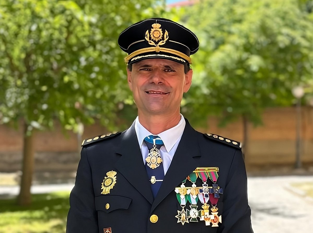 interiorgob's tweet image. Grande-Marlaska nombra a tres comisarios principales como nuevos jefes superiores de @policia de #Aragón, #Ceuta y #Melilla.
🔹 José Ángel Sanz, en Aragón.
🔹 Eloy Román, en Ceuta.
🔹 Juan de Dios Piedra, en Melilla.