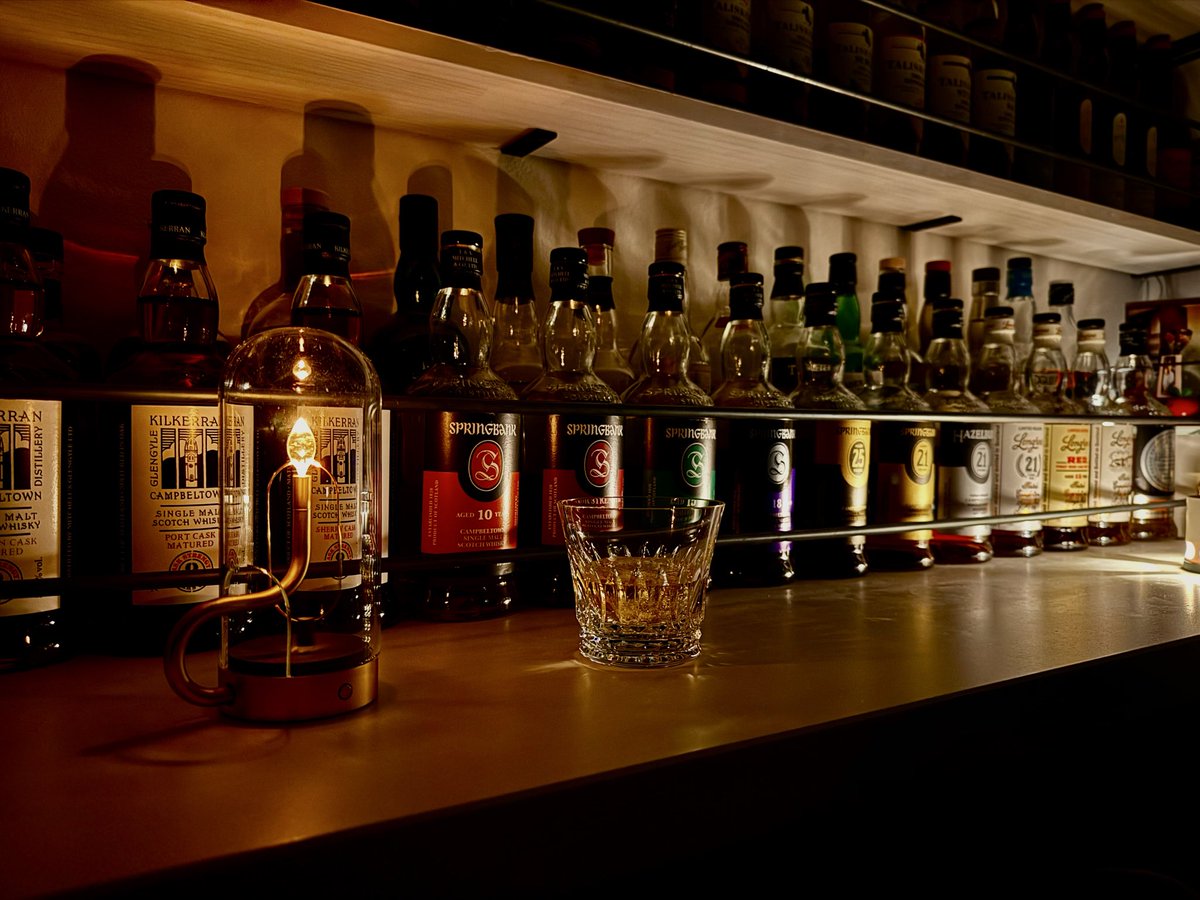 2杯はタリスカーをロックで🥃ボトル裏のライトを消して落ち着いたBARの雰囲気でいただきます✨