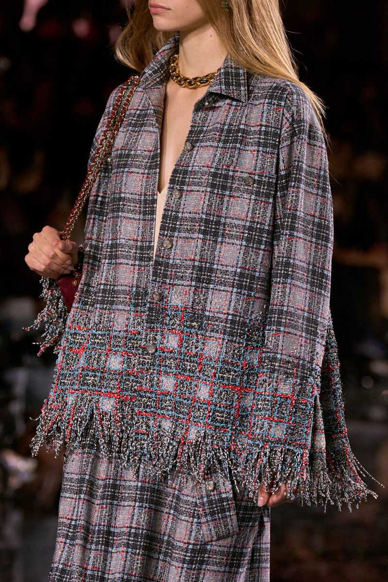 YouAreMyBezoar's tweet image. Esta pieza de Chanel ss26 comienza en un algodón que simula tweed y termina en un trabajo increíble de bordado con mostacillas