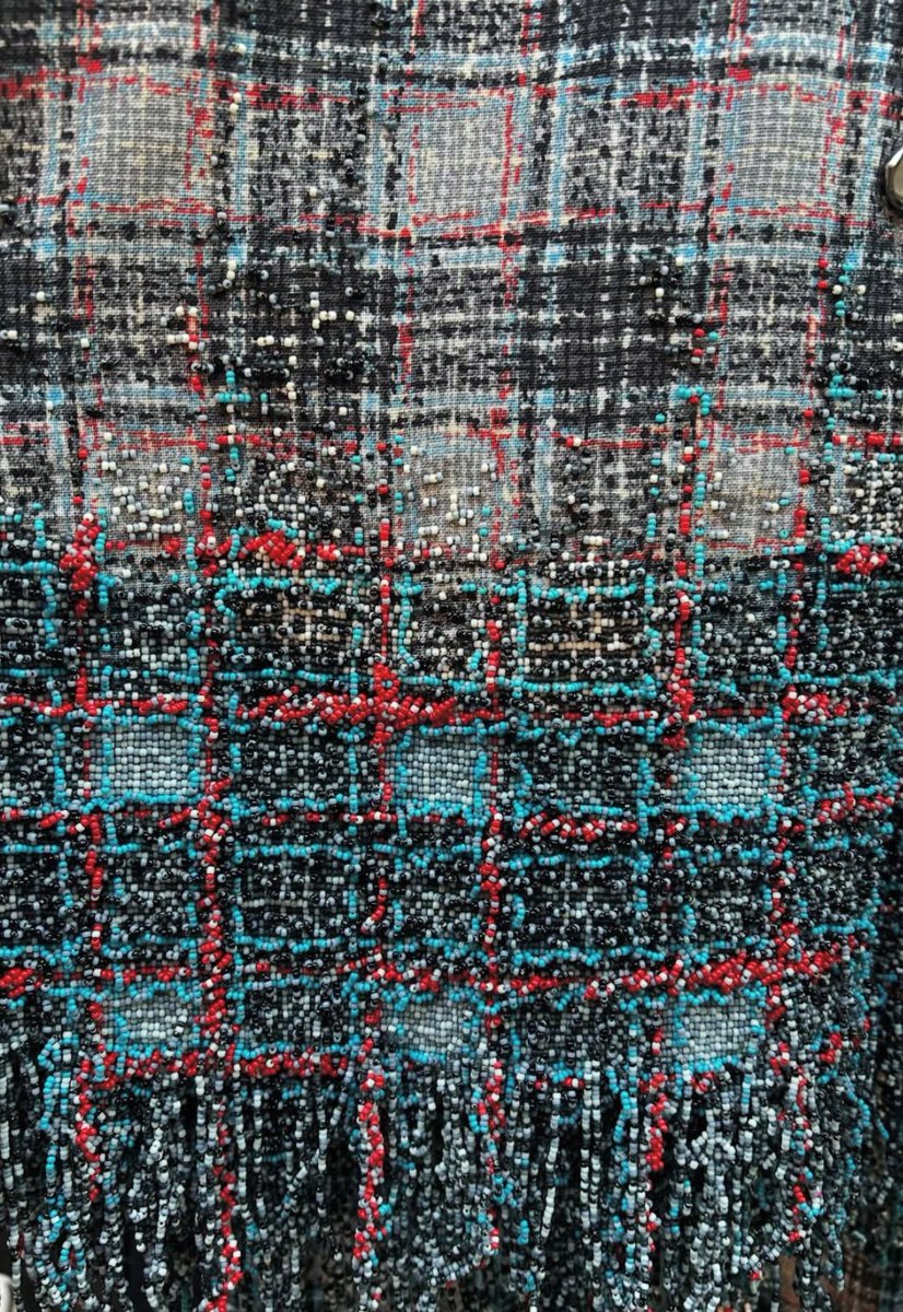 YouAreMyBezoar's tweet image. Esta pieza de Chanel ss26 comienza en un algodón que simula tweed y termina en un trabajo increíble de bordado con mostacillas