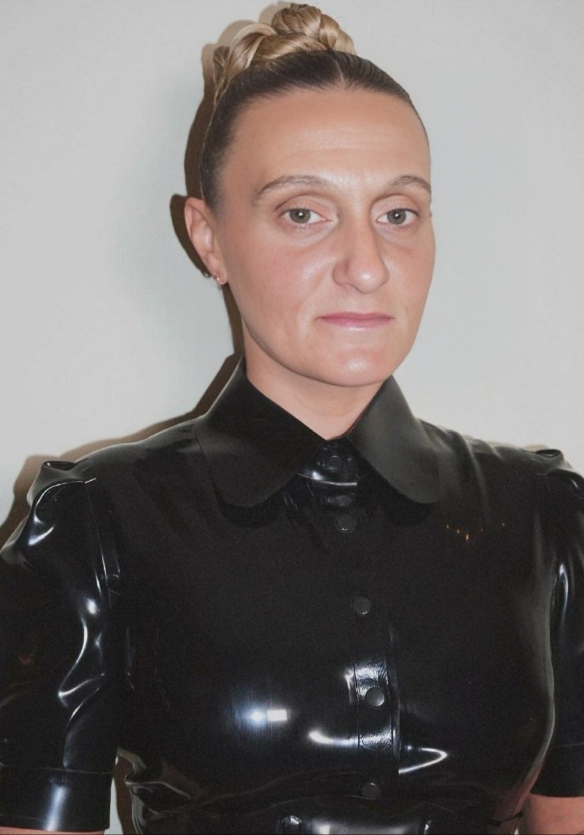 Schweigen. Jeder Fehltritt wird gesehen. Mein Wort ist Regel, dein Raum begrenzt durch meinen Willen. Du hältst stand, obwohl jede Sekunde schwerer wird. Kein Blick, kein Atem ohne Erlaubnis. Disziplin ist keine Bitte sie ist Befehl. Stärke zeigt sich nur in Gehorsam.