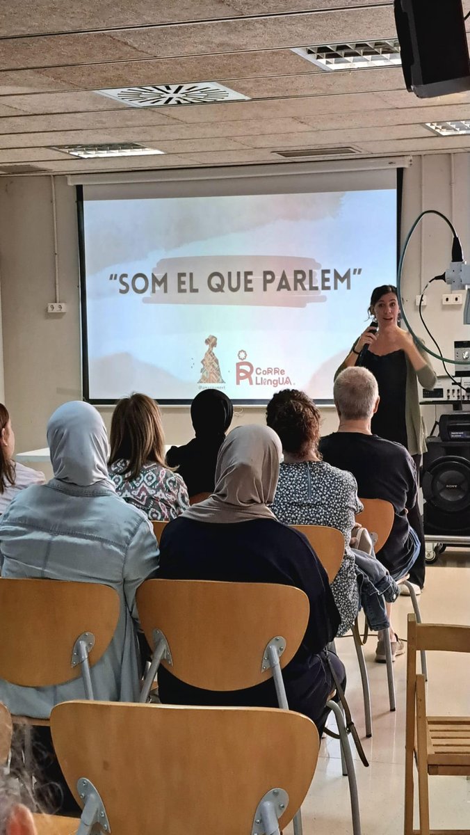 La xerrada d’Isthar Montull mostra la connexió entre l’amaziga i el català, dues llengües que conviuen i s’enriqueixen mútuament. Aquesta relació evidencia com les llengües poden unir comunitats i crear ponts culturals. Parlar una llengua és també formar part d’una xarxa humana.