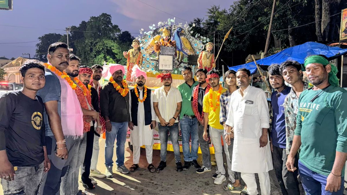 DilipVe82383169's tweet image. आज वाल्मीकि जयंती के अवसर पर महानगर कांग्रेस कमेटी द्वारा सेंट पीटर स्कूल के सामने महर्षि वाल्मीकि जी की यात्रा में रथ को महानगर अध्यक्ष अमित सिंह द्वारा रवाना किया इसमें मुख्य रूप से अजय बाल्मिक जीदानिश अनवर सिद्ध, वरुण धूपर जी और बिल्लू चौहान जी  उपस्थित रहे।
@INCUttarPradesh