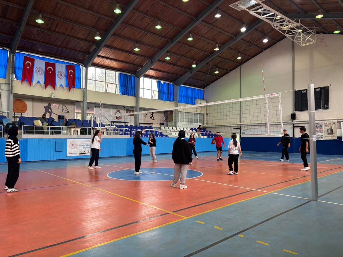 Gediz İlçe Spor Müdürlüğü Salonda 
Amatör spor haftası etkinlikleri kapsamında Gediz Sağlık Hiz.Mes.Yük.okulu sınıflar  arası Voleybol turnuvası düzenlenmiştir. Centilmence mücadele eden sporcularımızı kutluyoruz.