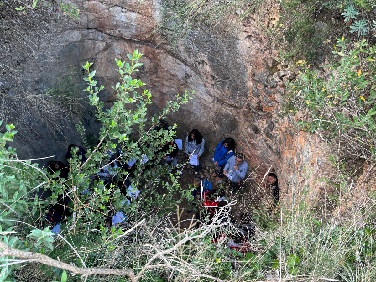 instivacarisses's tweet image. Aquest dimarts l’alumnat de 3r que està realitzant el projecte Biorock hem anat a veure la farina de falla de Ribes Blaves, hem fet un itinerari geològic per Collbató i, finalment, ens hem endinsat a les Coves del Salnitre.
#biorock #projectes #3rESO #geologia