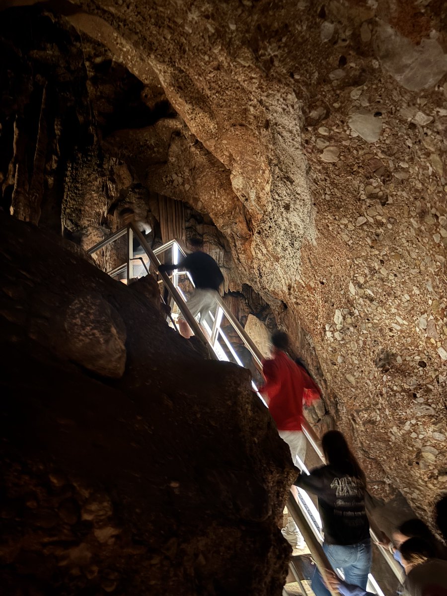instivacarisses's tweet image. Aquest dimarts l’alumnat de 3r que està realitzant el projecte Biorock hem anat a veure la farina de falla de Ribes Blaves, hem fet un itinerari geològic per Collbató i, finalment, ens hem endinsat a les Coves del Salnitre.
#biorock #projectes #3rESO #geologia