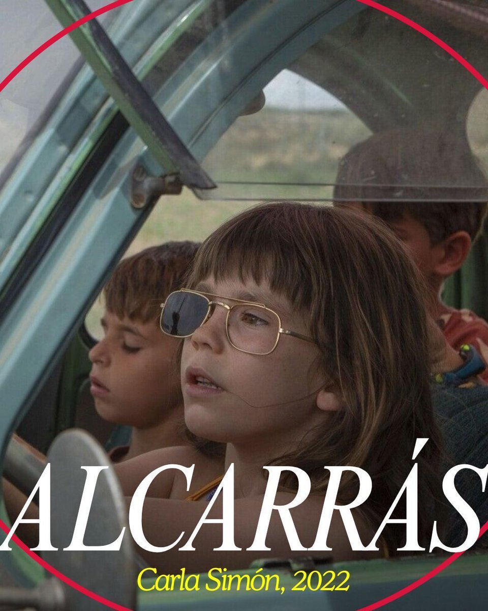 "Alcarrás" (Carla Simón, 2022).
La familia Solé lleva varias generaciones cultivando una gran extensión de melocotoneros en Alcarràs. Pero este verano puede que sea su última cosecha: la fruta ya no renta y los paneles solares están sustituyendo a los árboles.