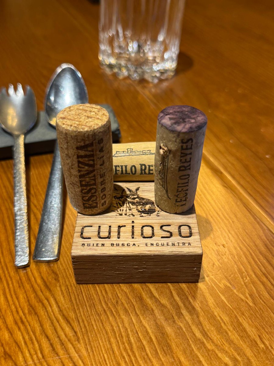 En plena vendimia, seguimos recibiendo amigos y colaboradores de todo el mundo.

Recorrimos la bodega y rincones de #Peñafiel como la Plaza del Coso, la casa de Don Teófilo Reyes y el Paseo del Vino.

Terminamos en Restaurante Curioso, maridando su cocina con nuestros #vinos. 🍷