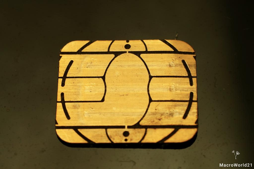 SIM Cards, the mysterious Java card OS systems used in our phones.
Old 4G card I'm going to decap today..
This will be a multiple post decapping procedure so stay tuned 😛