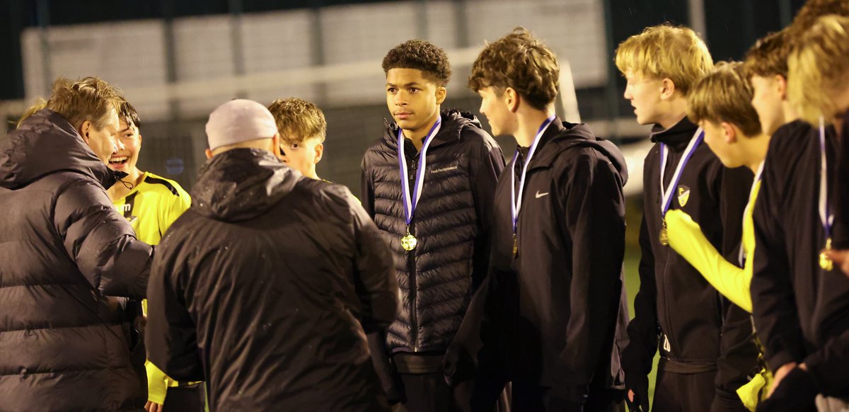 Honka on varmistanut jo kaksi mitalia kauden päätteeksi 💫!

🥉 Tyttöjen U18 Akatemia saavutti SM-pronssia
🥇 Poikien 2010 Akatemia saavutti P15 Liiga Etelän mestaruuden

Onnittelut pelaajille ja taustoille! Olemme ylpeitä teistä 💛🖤!

#MeOllaanHonka