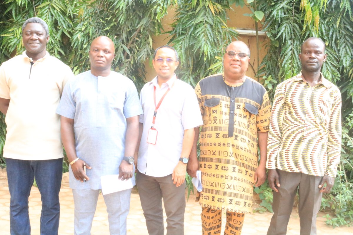 SaveChildrenBF's tweet image. @SaveChildrenBF  remet des kits scolaires au #STESU/#MENAPLN et à la #DGSU/#MESFPT.
Une action qui renforce la résilience du système éducatif et soutient la continuité de l’apprentissage en contexte d’urgence.
#EducationEnCrise #BurkinaFaso #ESU