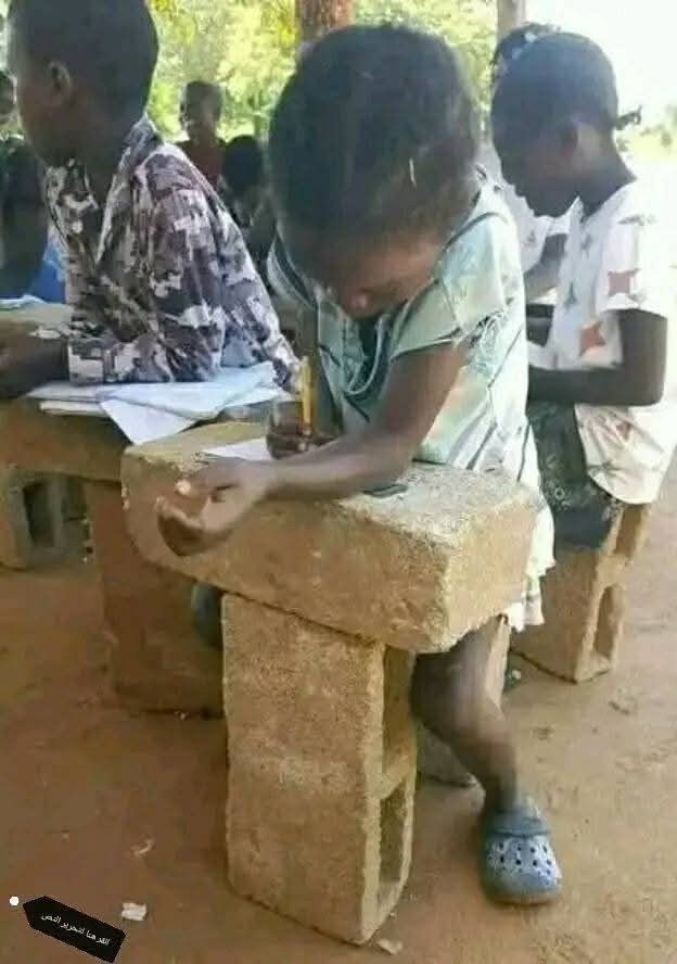 سنظل نحفر في الجدار
إما فتحنا ثغرة للنور
أو متنا على وجه الجدار
لا يأس تدركه معاولنا
ولا ملّل انكسار
إن أجدبت سُحب الربيع
وفات في الصيف القطار
سُحب الربيع ربيعنا
حُبلى بأمطار كثار